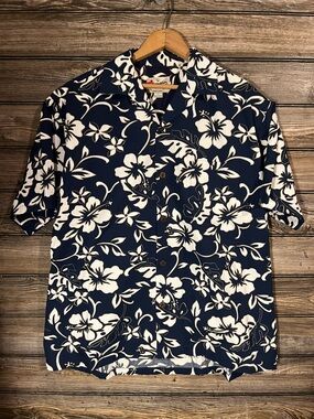 Hilo Hattie Hawaiian Button Down Shirt